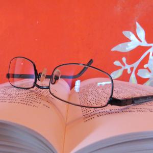 Lesebrille auf Buch
